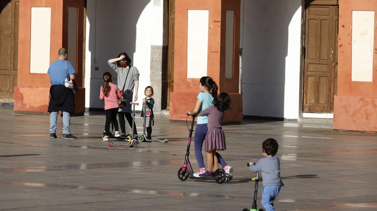 Coronavirus en Córdoba: Los niños toman la plaza de la Corredera, en imágenes