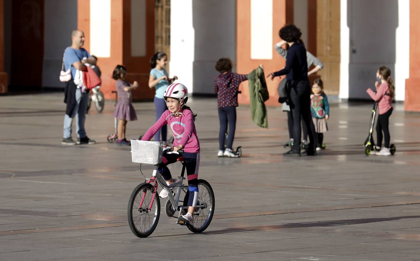 Coronavirus en Córdoba: Los niños toman la plaza de la Corredera, en imágenes