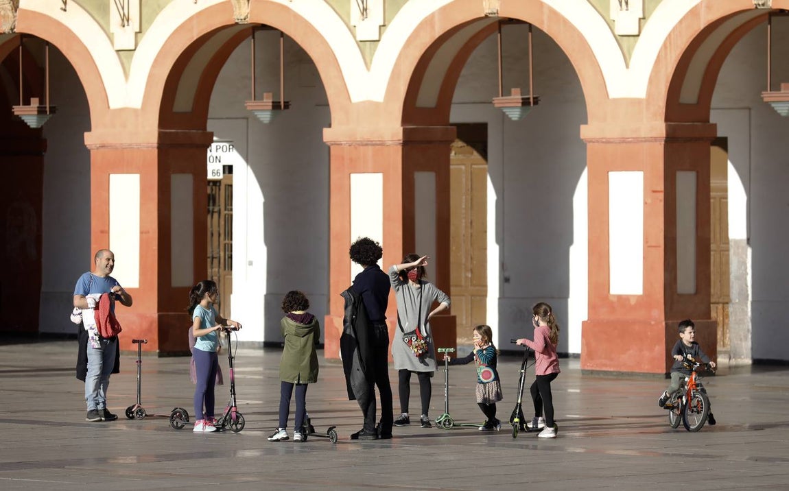 Coronavirus en Córdoba: Los niños toman la plaza de la Corredera, en imágenes