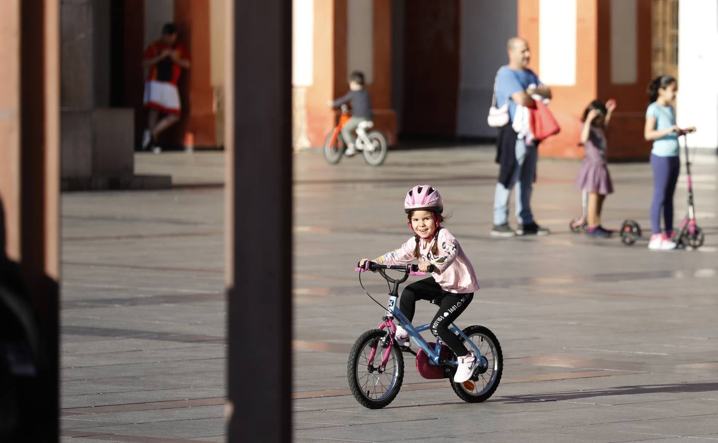 Coronavirus en Córdoba: Los niños toman la plaza de la Corredera, en imágenes