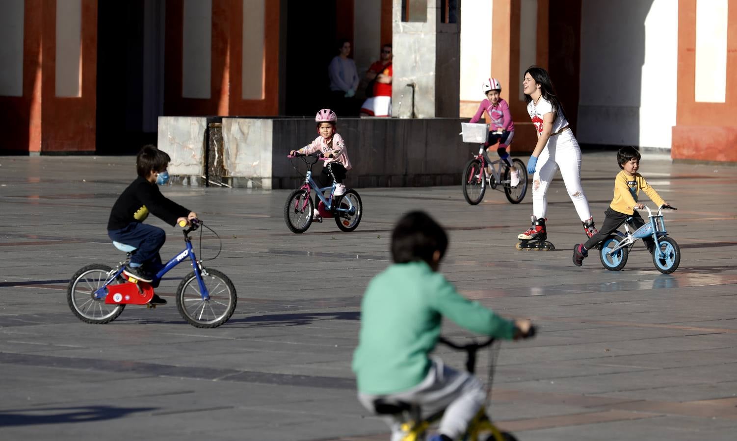 Coronavirus en Córdoba: Los niños toman la plaza de la Corredera, en imágenes