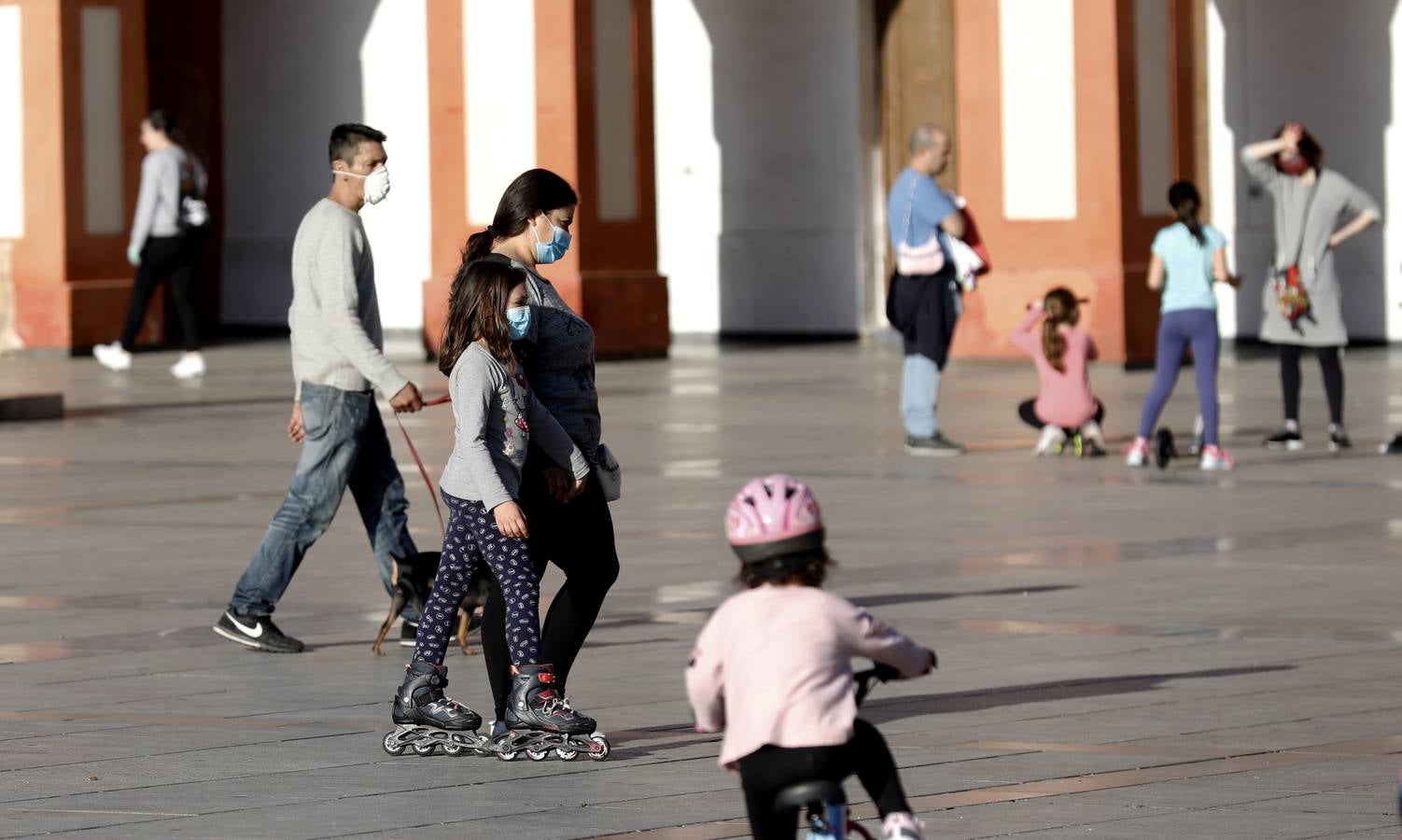 Coronavirus en Córdoba: Los niños toman la plaza de la Corredera, en imágenes