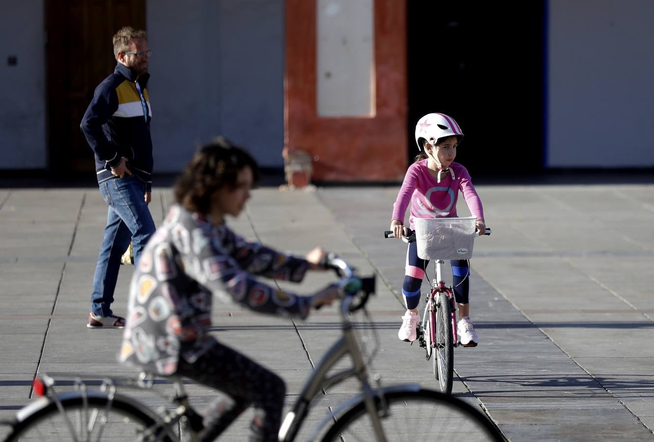 Coronavirus en Córdoba: Los niños toman la plaza de la Corredera, en imágenes