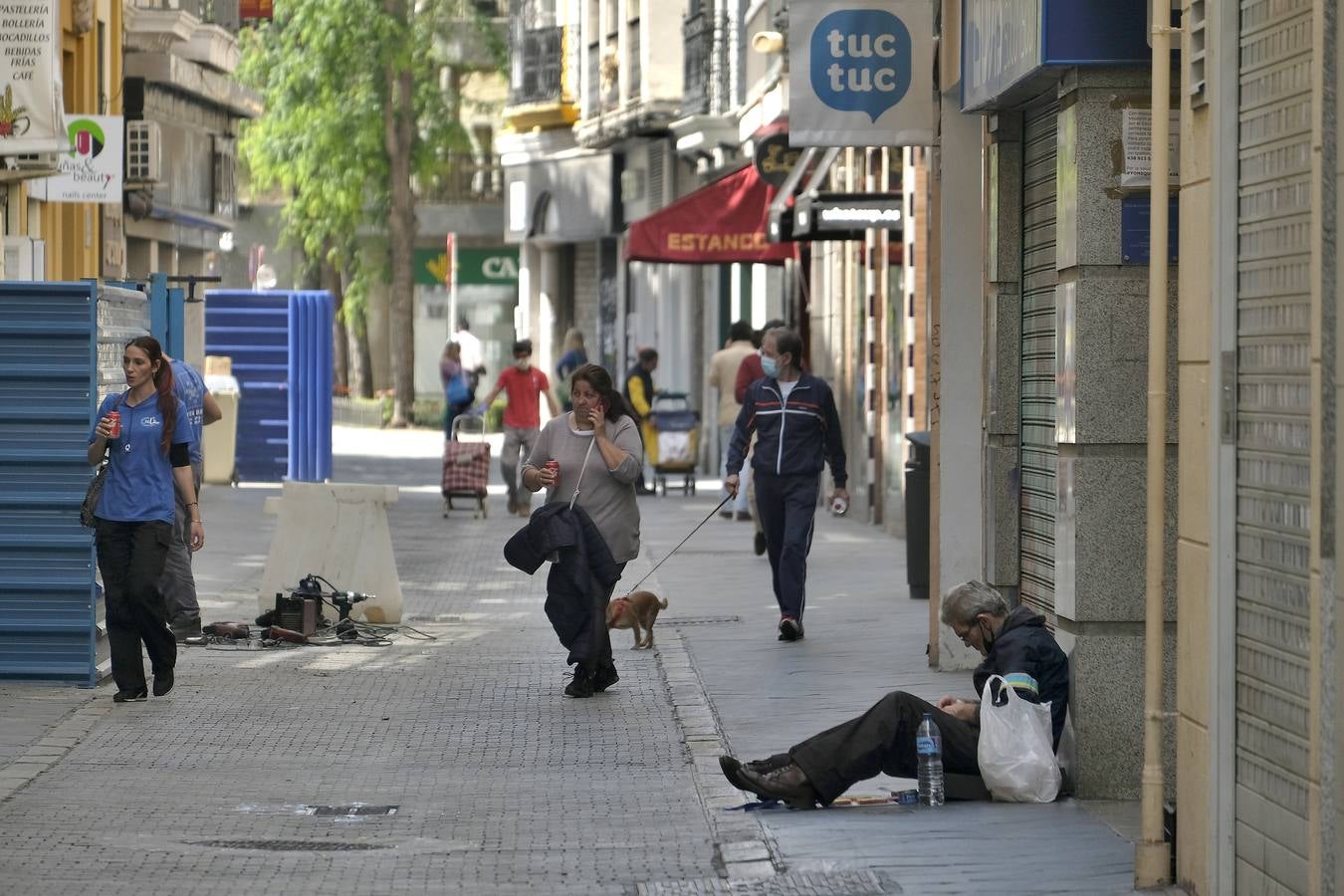 Desolación en las calles comerciales de Sevilla a la espera de la vuelta de actividad