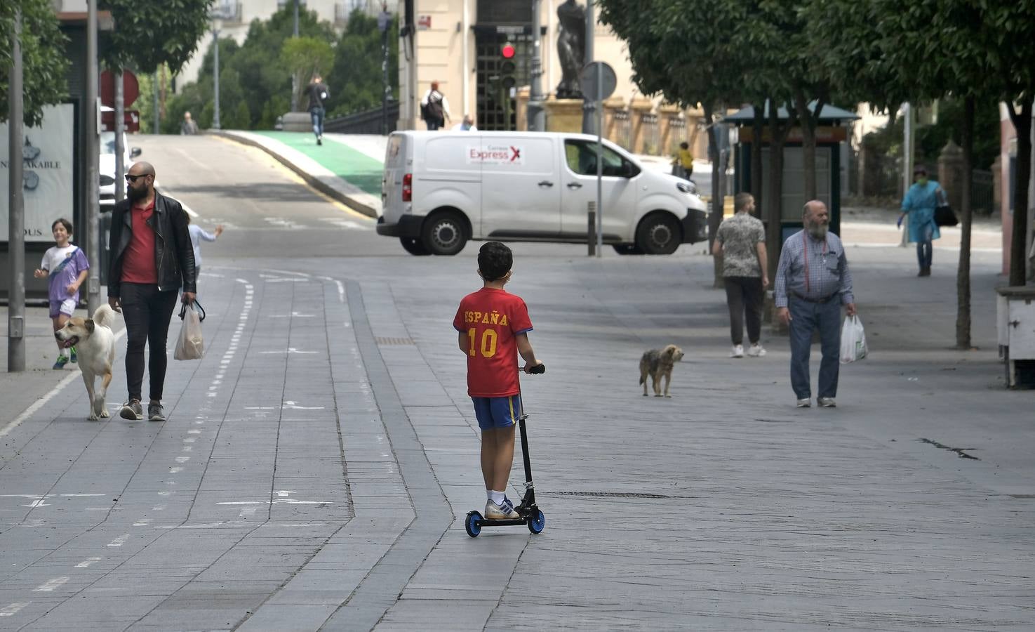 Desolación en las calles comerciales de Sevilla a la espera de la vuelta de actividad