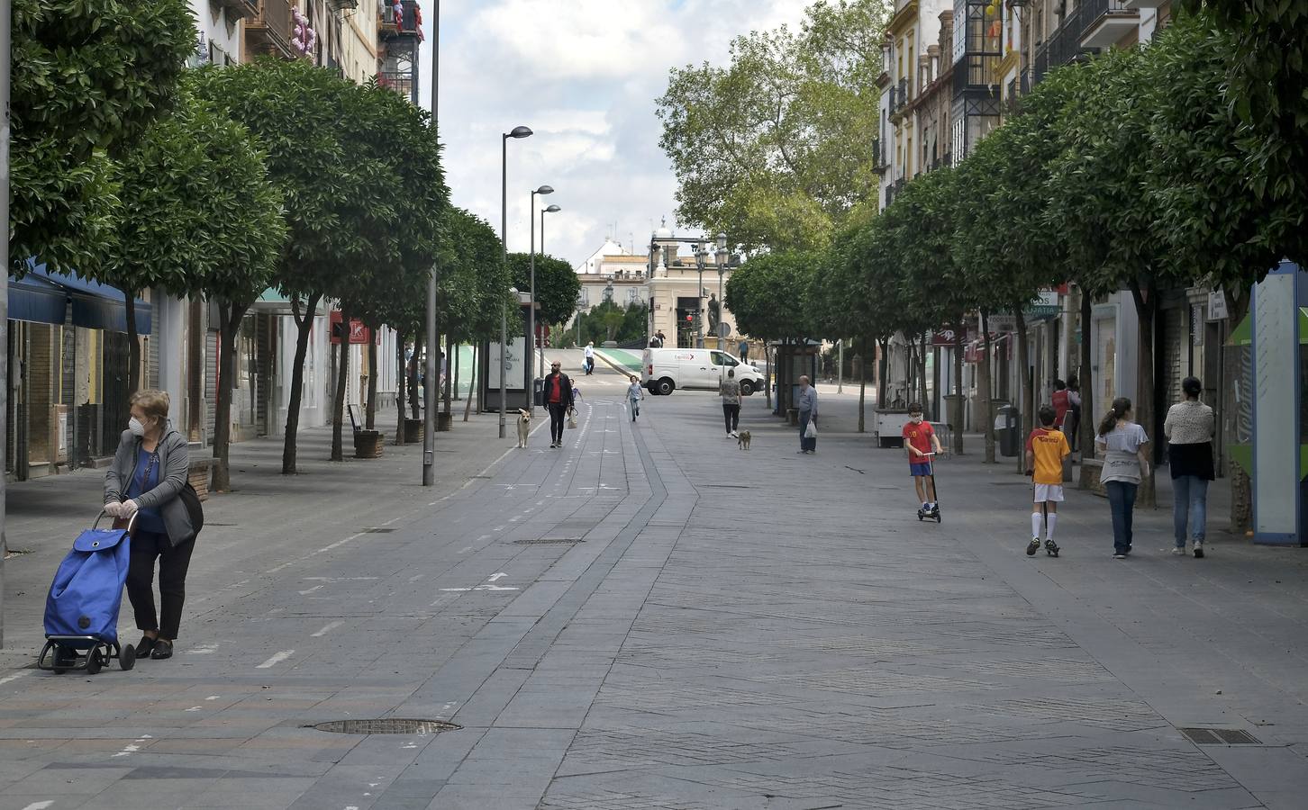 Desolación en las calles comerciales de Sevilla a la espera de la vuelta de actividad