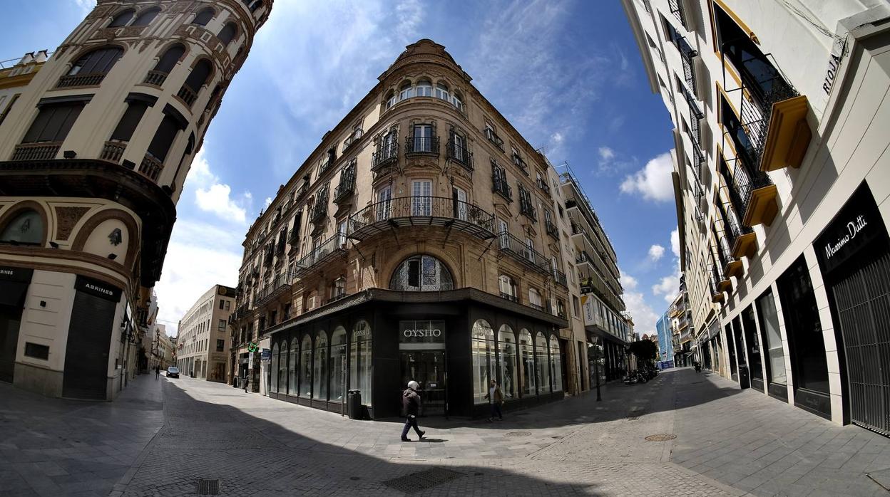 Desolación en las calles comerciales de Sevilla a la espera de la vuelta de actividad