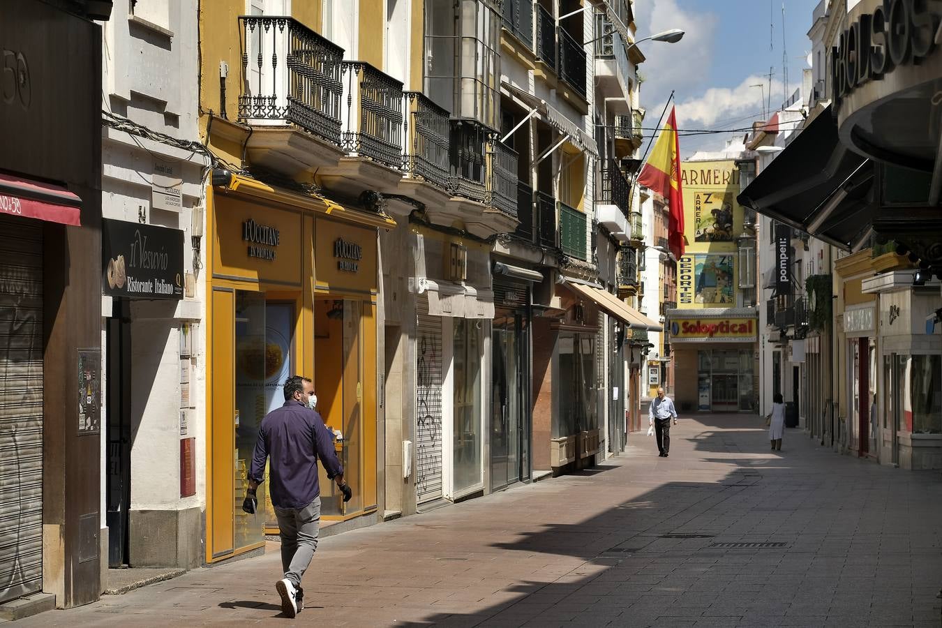 Desolación en las calles comerciales de Sevilla a la espera de la vuelta de actividad