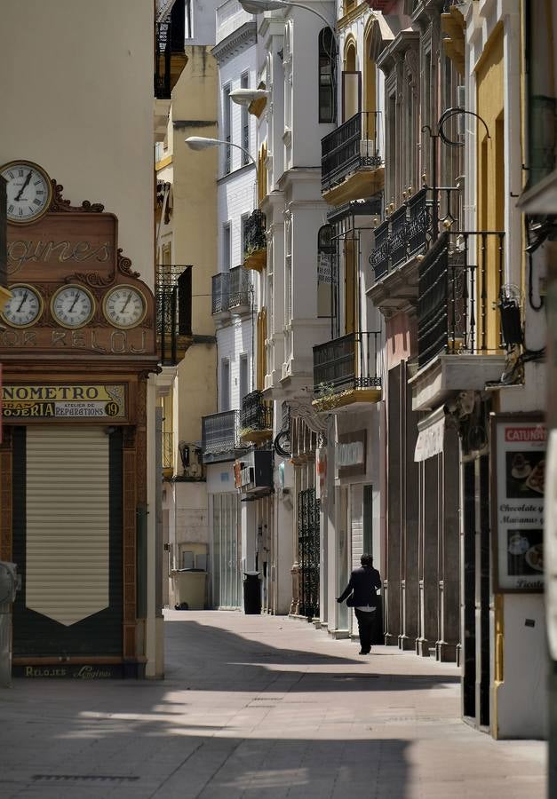 Desolación en las calles comerciales de Sevilla a la espera de la vuelta de actividad