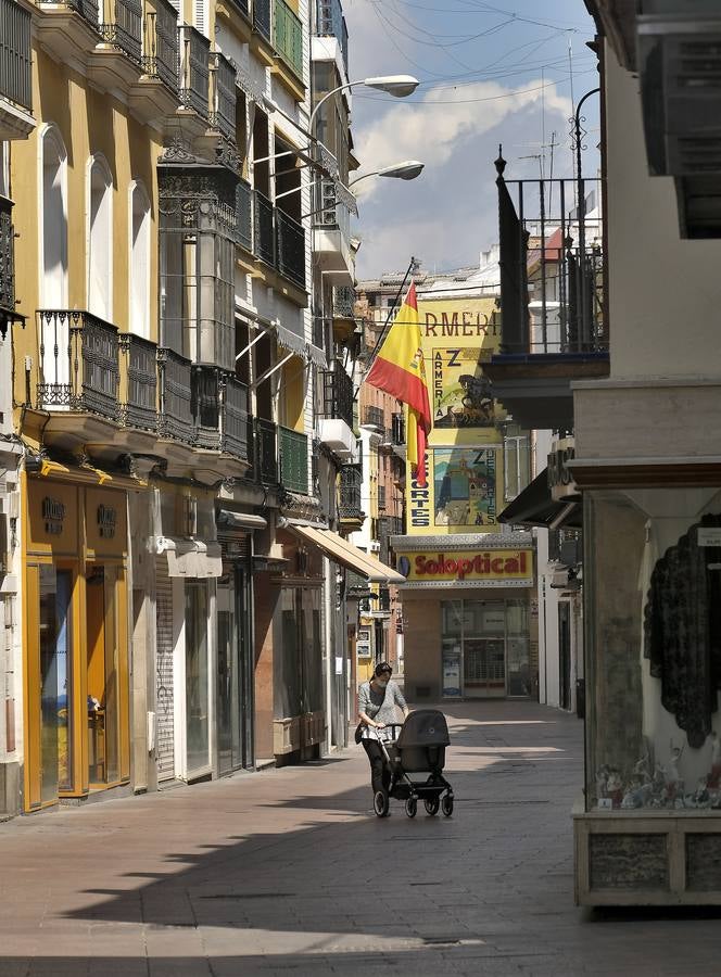 Desolación en las calles comerciales de Sevilla a la espera de la vuelta de actividad