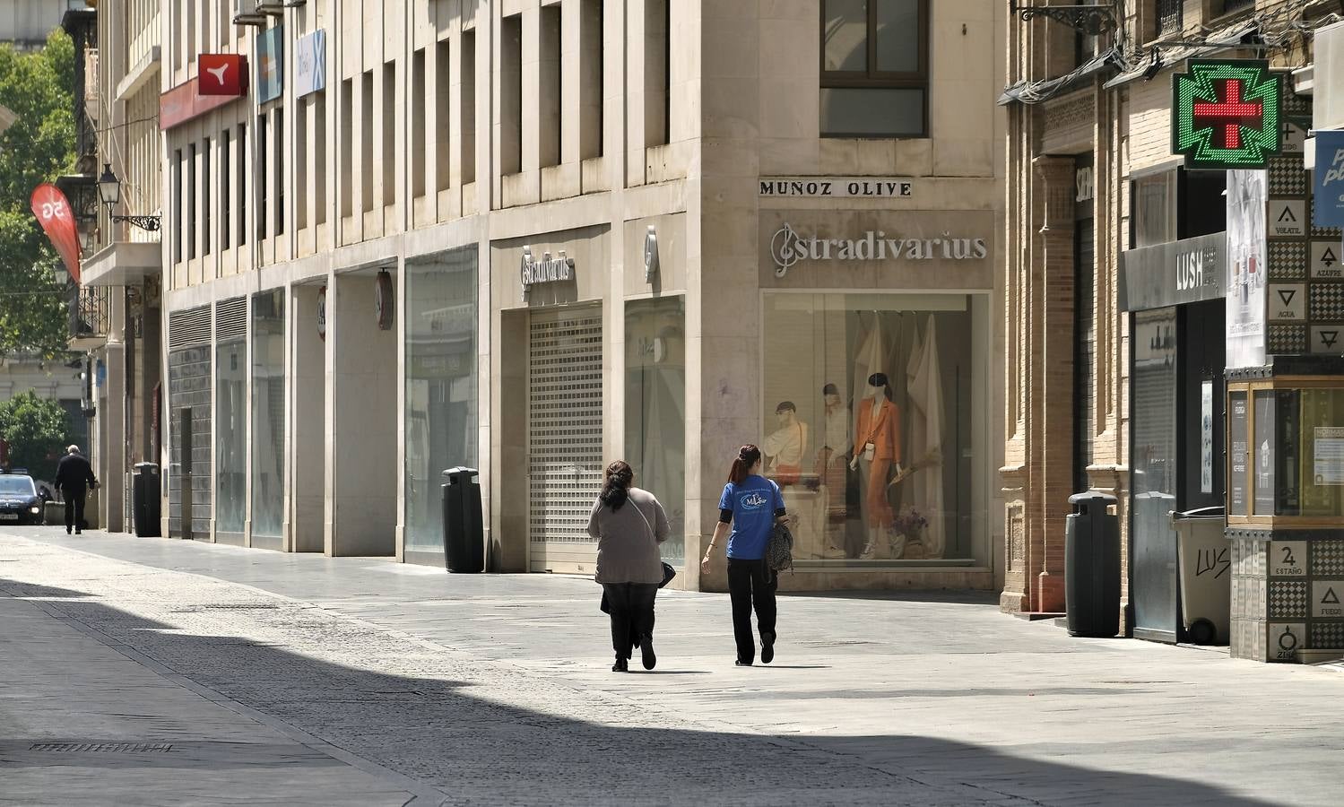 Desolación en las calles comerciales de Sevilla a la espera de la vuelta de actividad