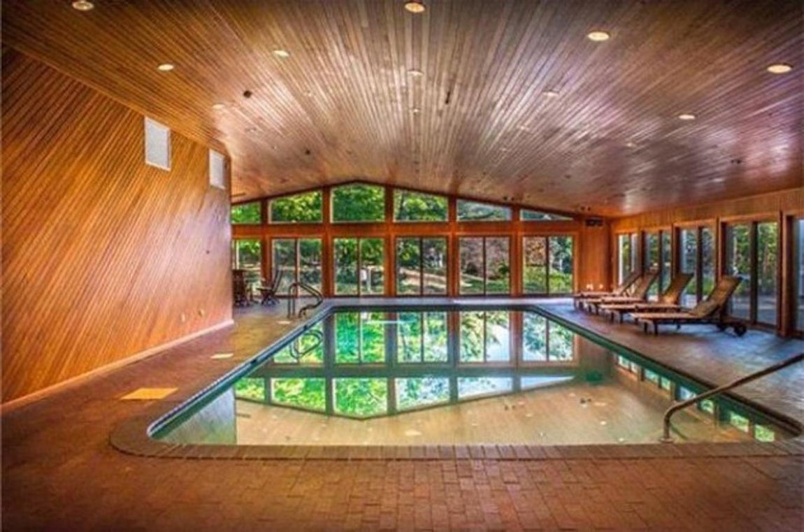 Varias piscinas interiores y exteriores. Además de las piscinas exteriores también hay un Spa con piscina climatizada con vistas al jardín, sauna y baño turco.