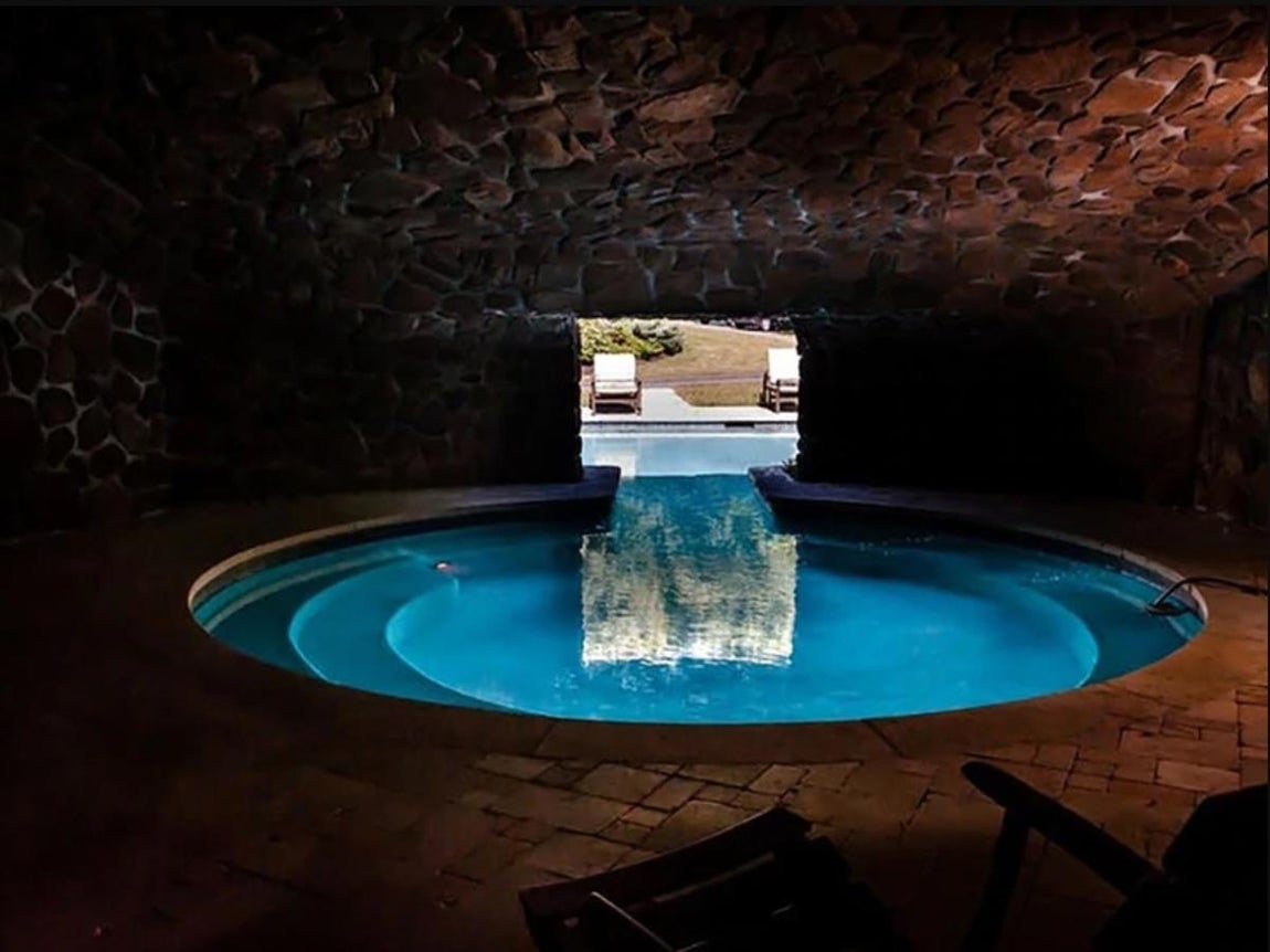 No falta el SPA y un lago artificial. Entre los detalles más excéntricos, además de la pista de aterrizaje de helicópteros destaca también una pequeña gruta y un lago artificial.