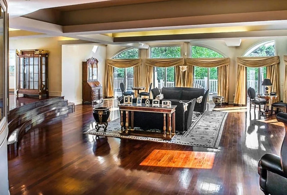 24 dormitorios y 21 baños. Tras varios meses sin encontrar comprador, finalmente fue el rapero 50 Cent el que decidió hacerse con ella por un coste de 4 millones de dólares y 10 más que invirtió en remodelarla. El problema surgió cuando descubrió el alto coste que suponía mantener dicha mansión, una cuestión que sumada a su bache financiero le hizo ponerla de nuevo a la venta. Finalmente ha sido el empresario Casey Askar quien se ha hecho con ella.