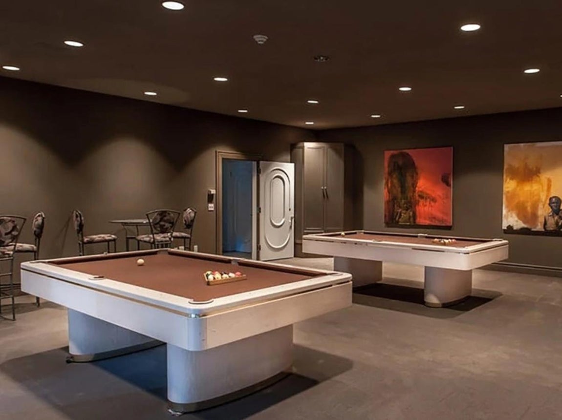Billares y otros espacios para el ocio. El ocio es una parte clave en la mansión, planteada desde su construcción para que no hiciese falta salir de ella. No falta la sala de juegos y billar.