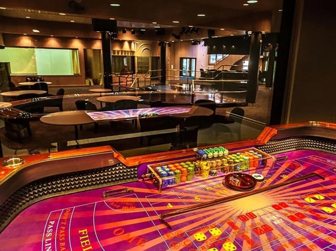 Casino y recreativos. Como era de esperar, también posee un casino con todo tipo de detalles así como juegos recreativos.
