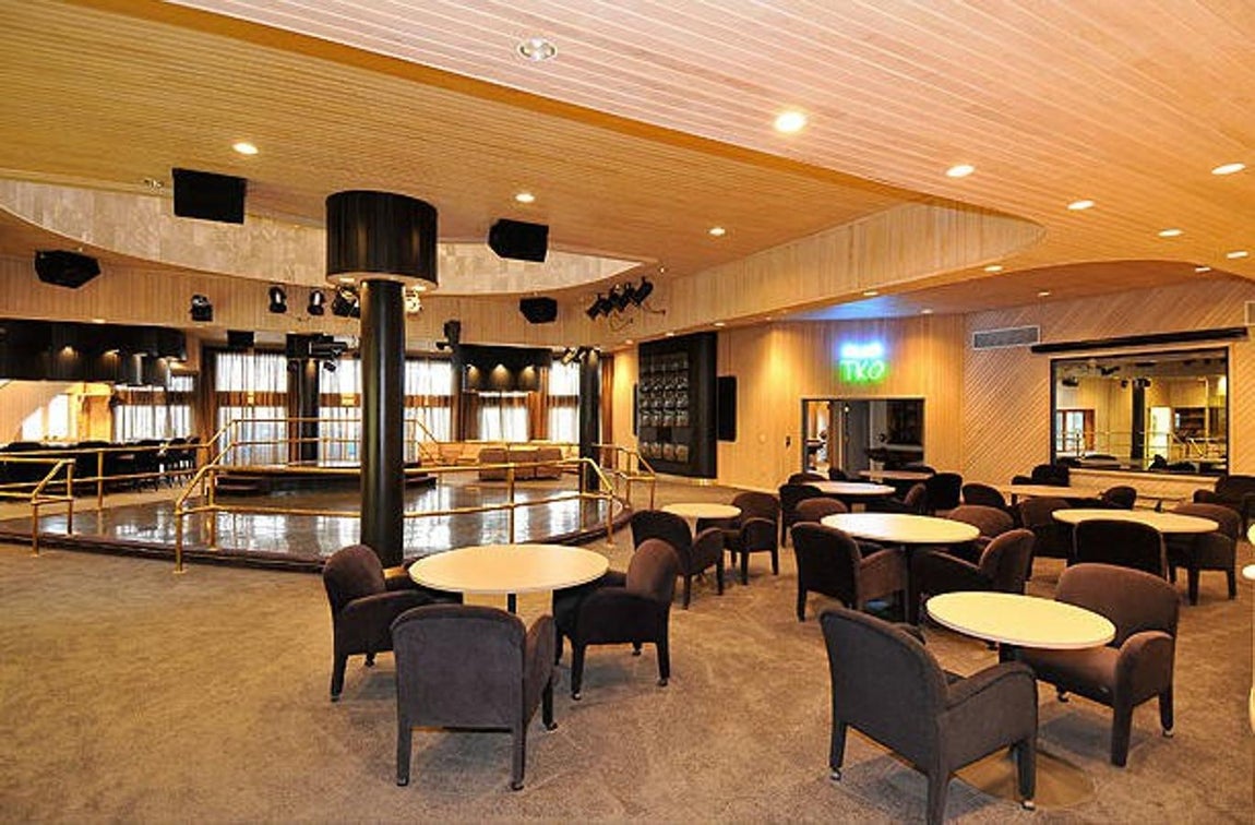 No podía faltar una sala para fiestas. La discoteca, comedor y sala de fiestas son otras de las estancias que completan la casa con unas dimensiones tan amplias que bien podrían servir para celebrar cualquier tipo de evento.
