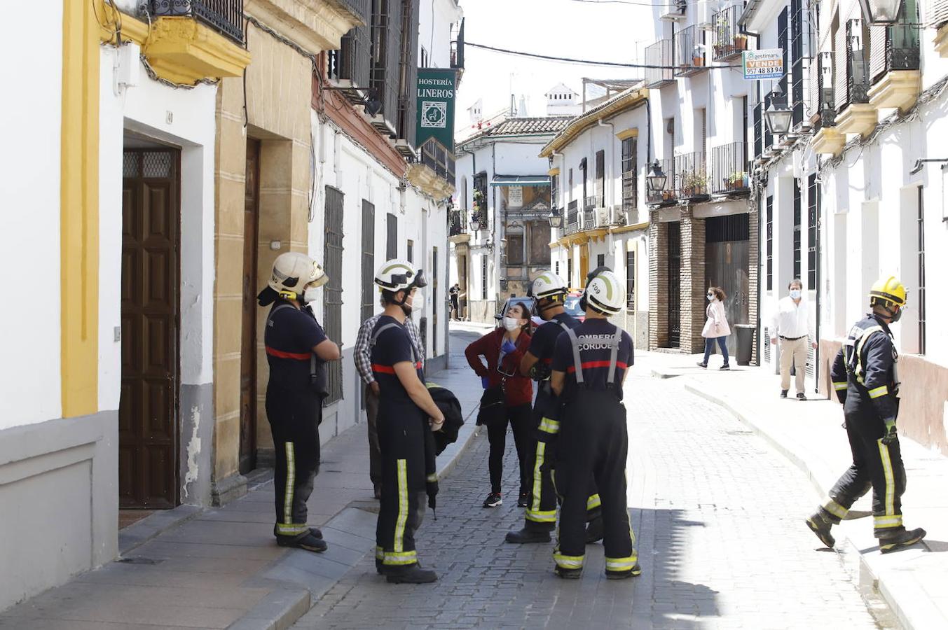 El derrumbe del techo de una casa en la calle Lineros de Córdoba, en imágenes