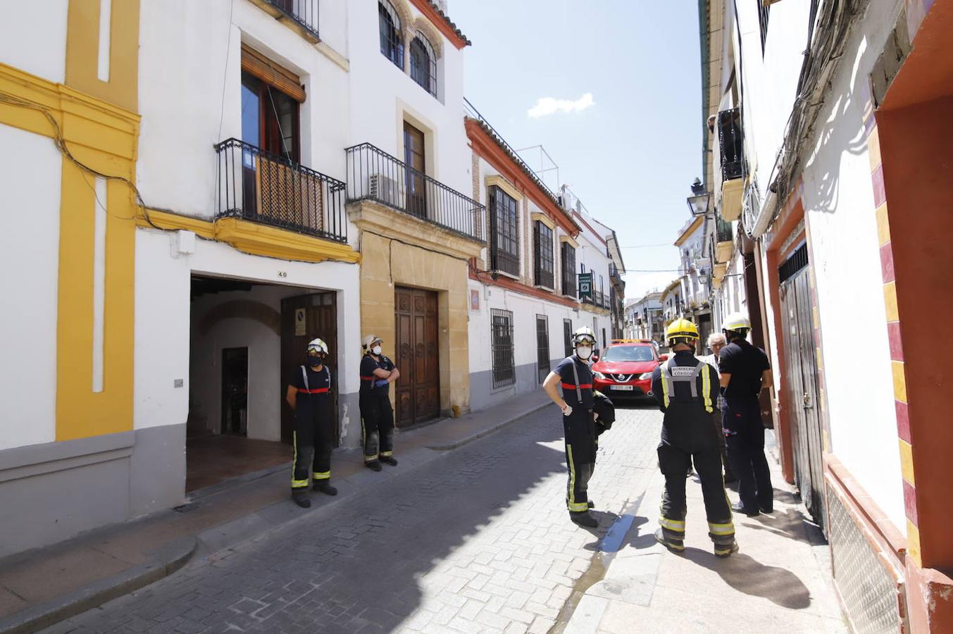 El derrumbe del techo de una casa en la calle Lineros de Córdoba, en imágenes