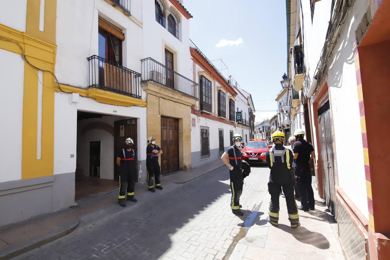 El derrumbe del techo de una casa en la calle Lineros de Córdoba, en imágenes