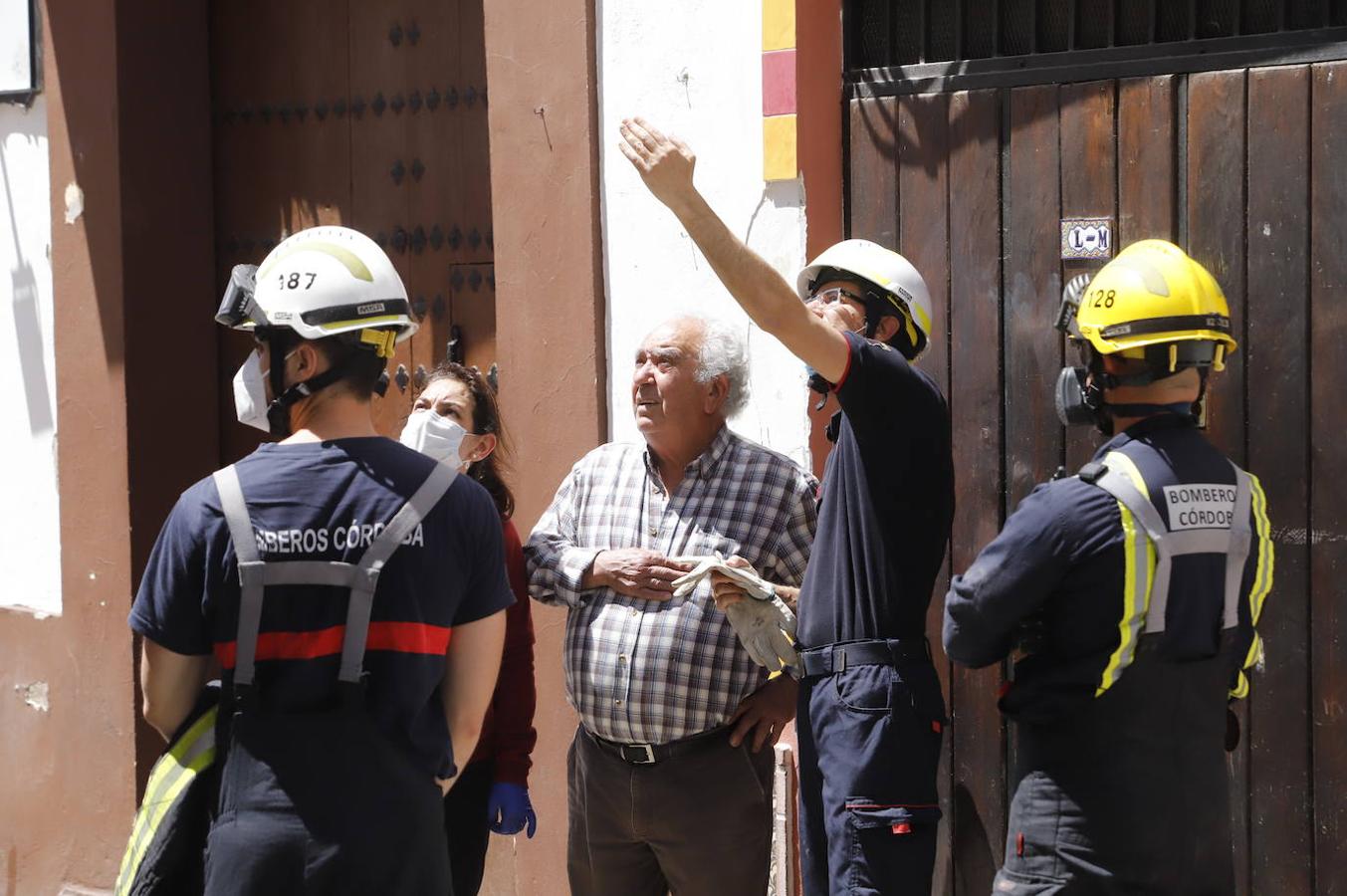 El derrumbe del techo de una casa en la calle Lineros de Córdoba, en imágenes