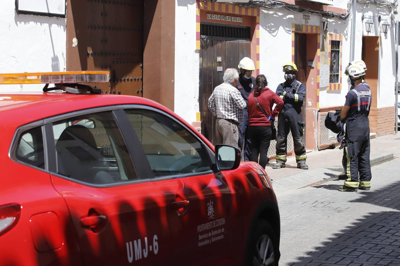 El derrumbe del techo de una casa en la calle Lineros de Córdoba, en imágenes