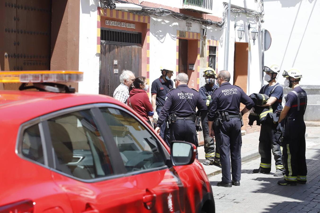 El derrumbe del techo de una casa en la calle Lineros de Córdoba, en imágenes