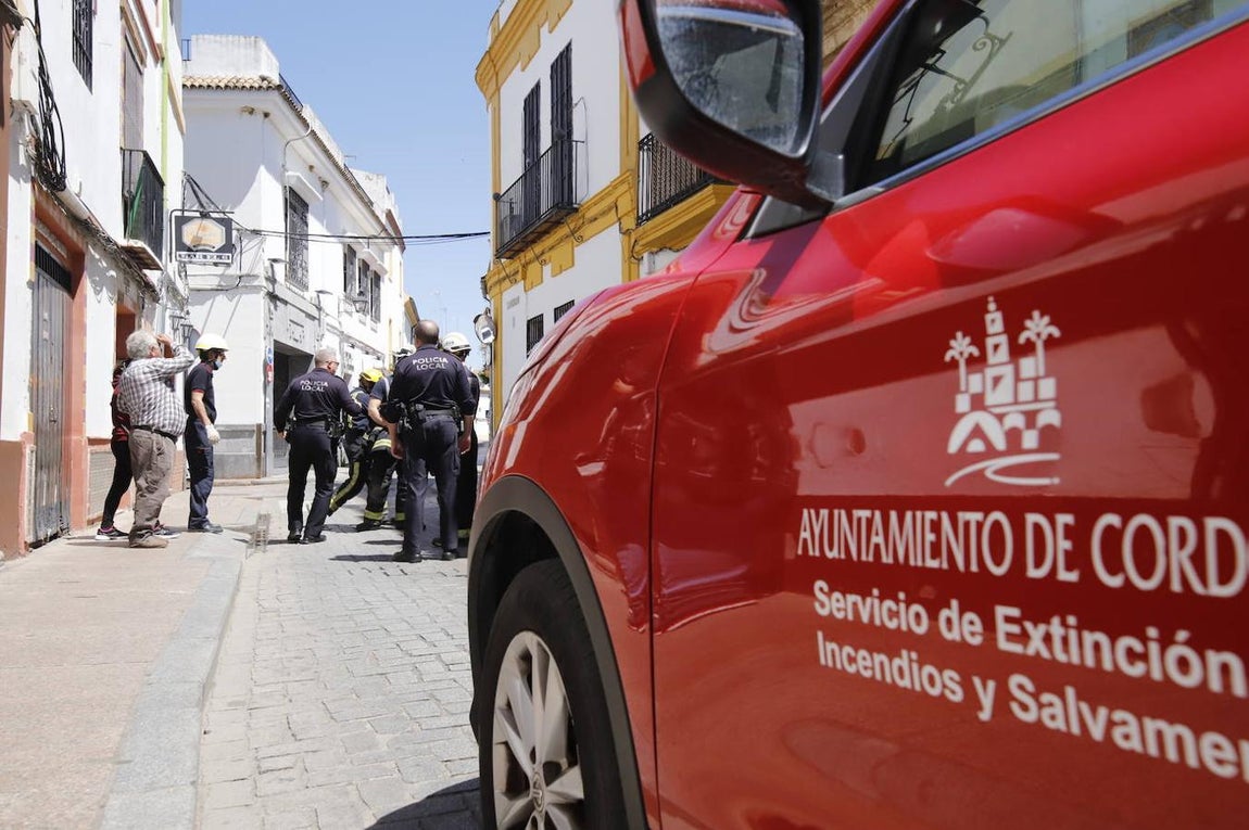 El derrumbe del techo de una casa en la calle Lineros de Córdoba, en imágenes