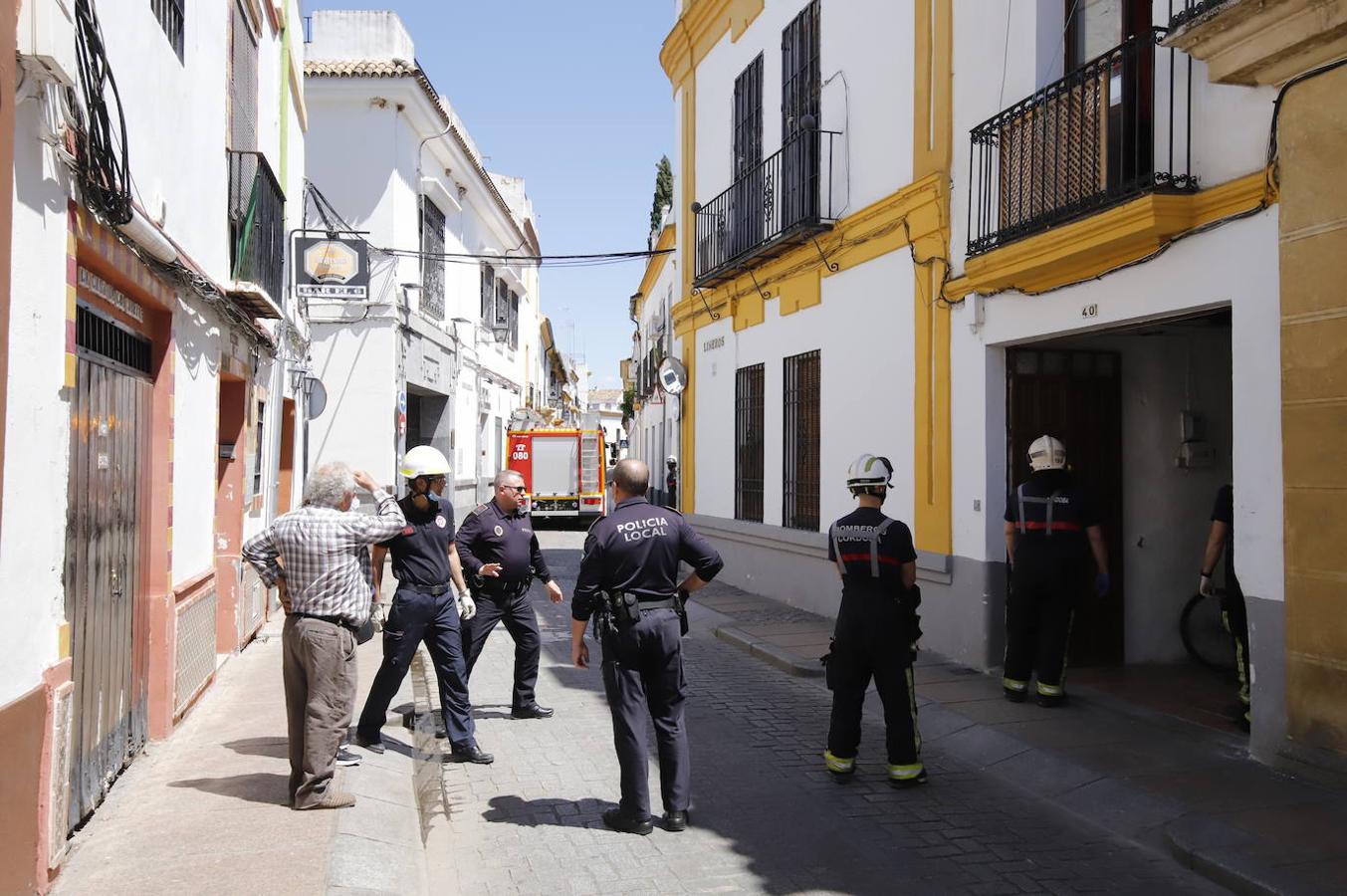 El derrumbe del techo de una casa en la calle Lineros de Córdoba, en imágenes