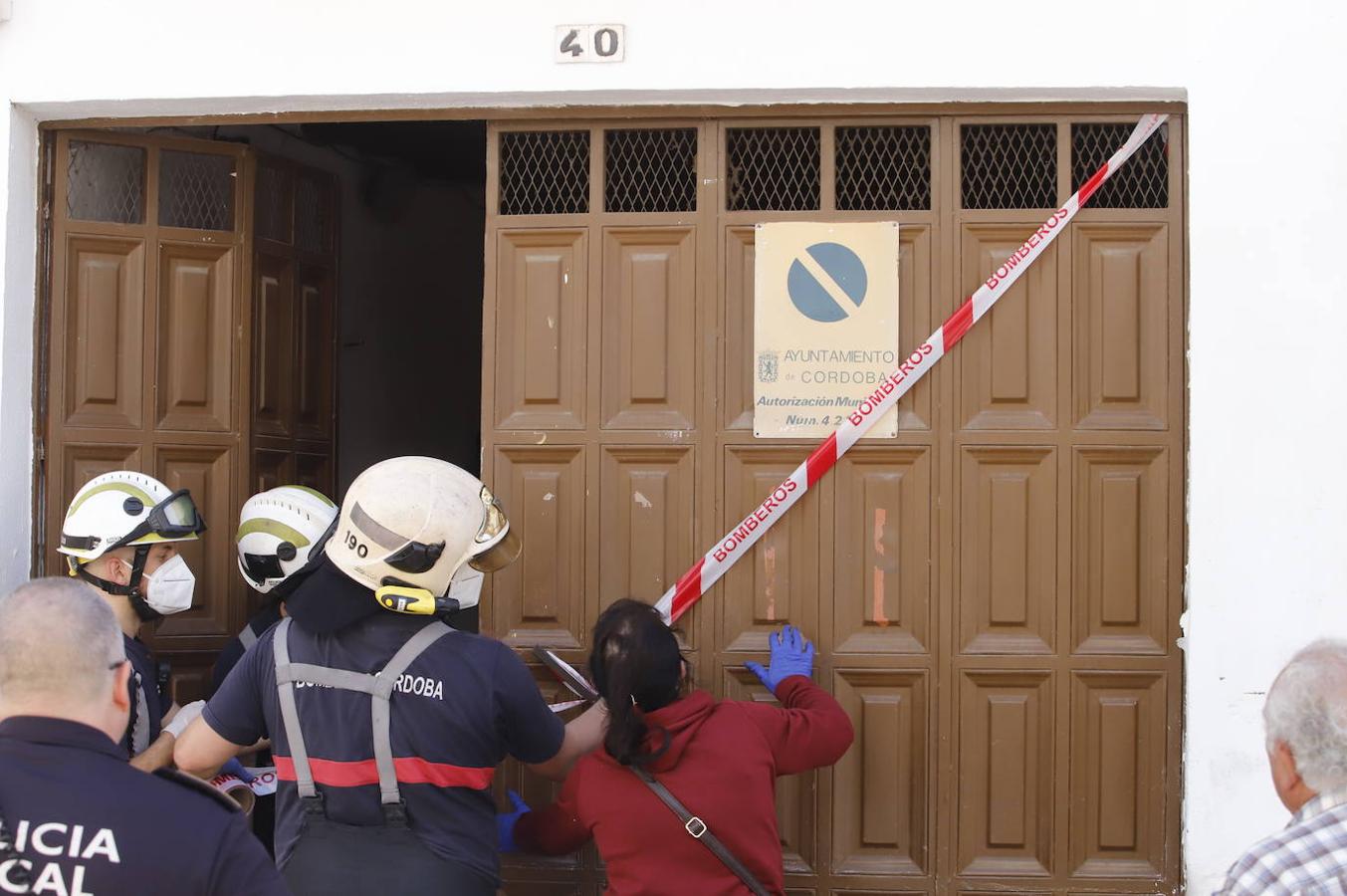 El derrumbe del techo de una casa en la calle Lineros de Córdoba, en imágenes