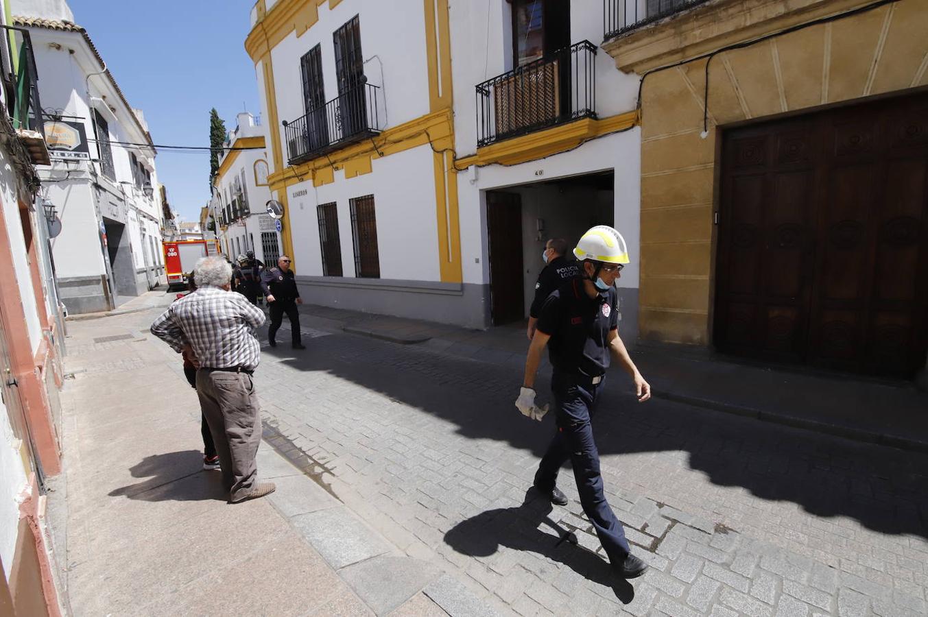 El derrumbe del techo de una casa en la calle Lineros de Córdoba, en imágenes