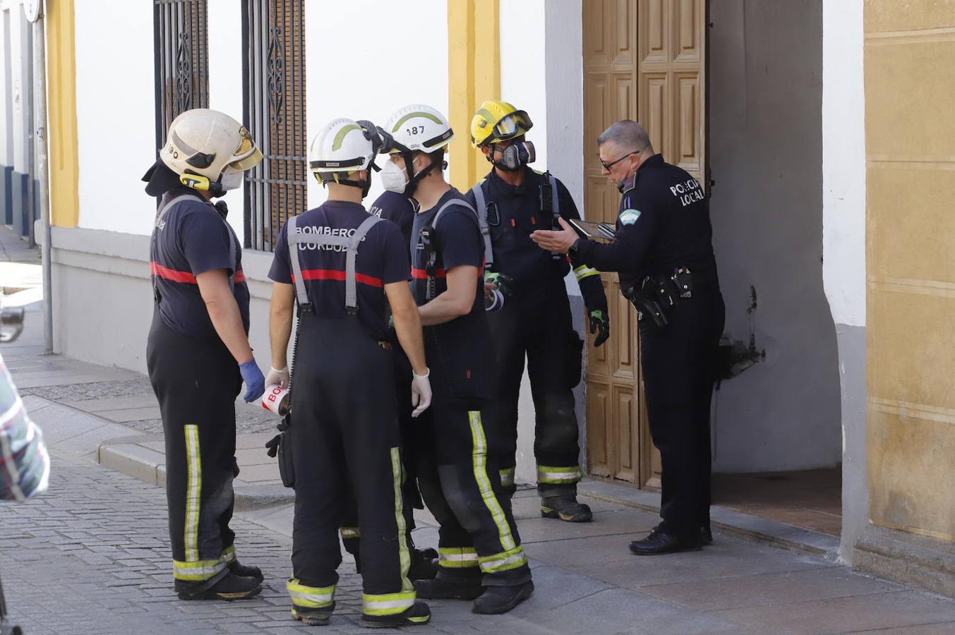 El derrumbe del techo de una casa en la calle Lineros de Córdoba, en imágenes