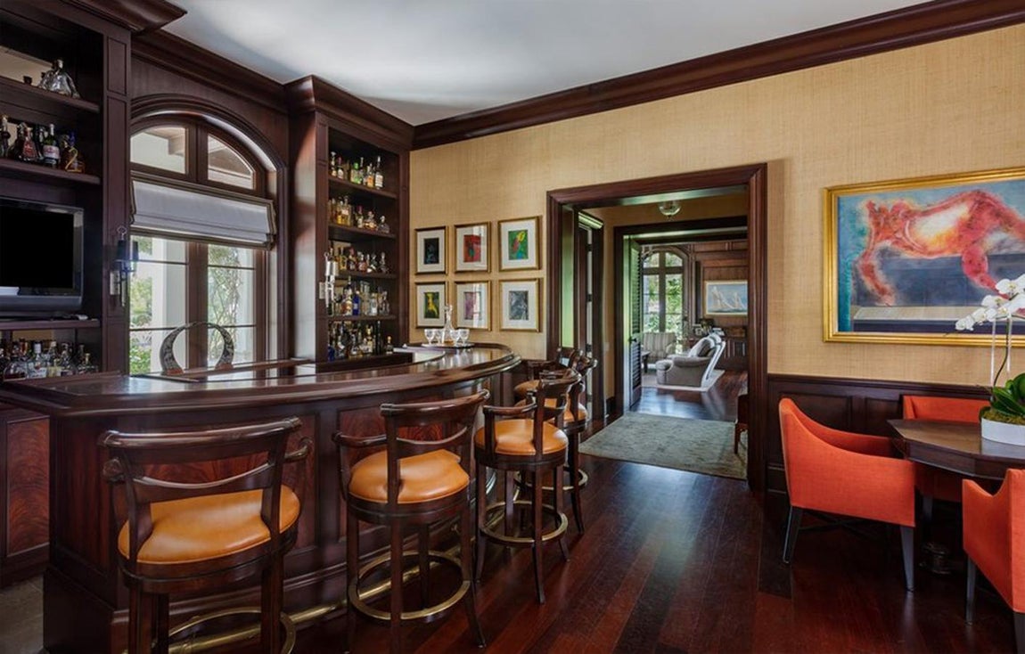 Así es la propiedad de Pharrell Williams en Coral Gables, Miami. A estas estancias hay que añadir una sala de bar con barra y taburetes tapizados en cuero, una biblioteca, una sala de entretenimiento y una bodega con capacidad para 2.000 botellas.