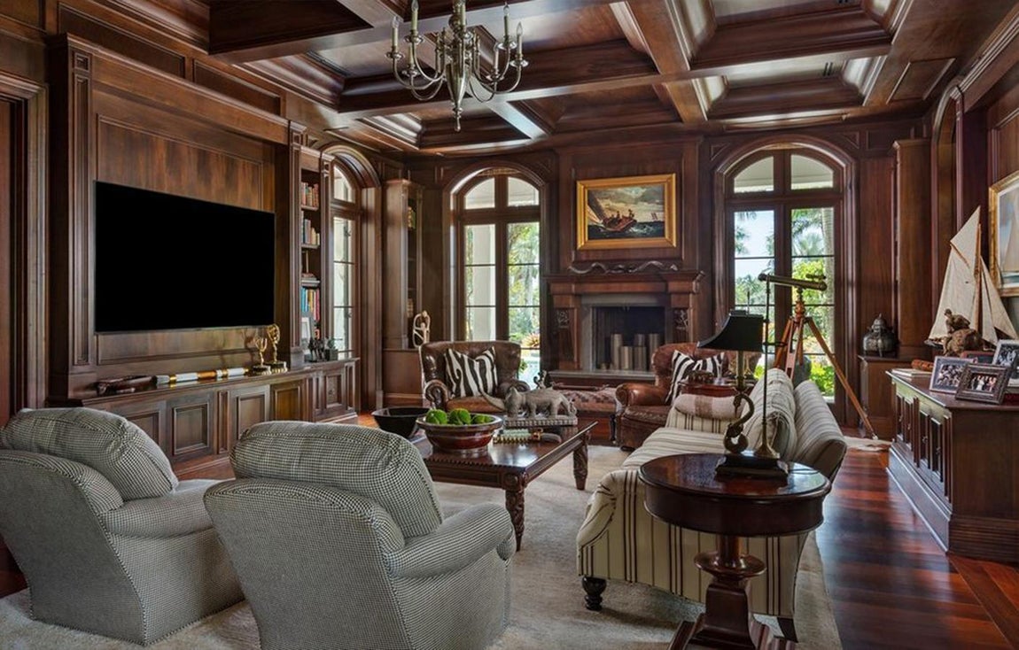 Así es la propiedad de Pharrell Williams en Coral Gables, Miami. La propiedad, que abarca 1.580 metros cuadrados, ha sido diseñada por el arquitecto local César Molina. La vivienda principal tiene dos plantas. En el interior destacan sus suelos de exquisita madera y sus dos salones con chimenea lo suficientemente amplios para acomodar hasta una docena de personas.