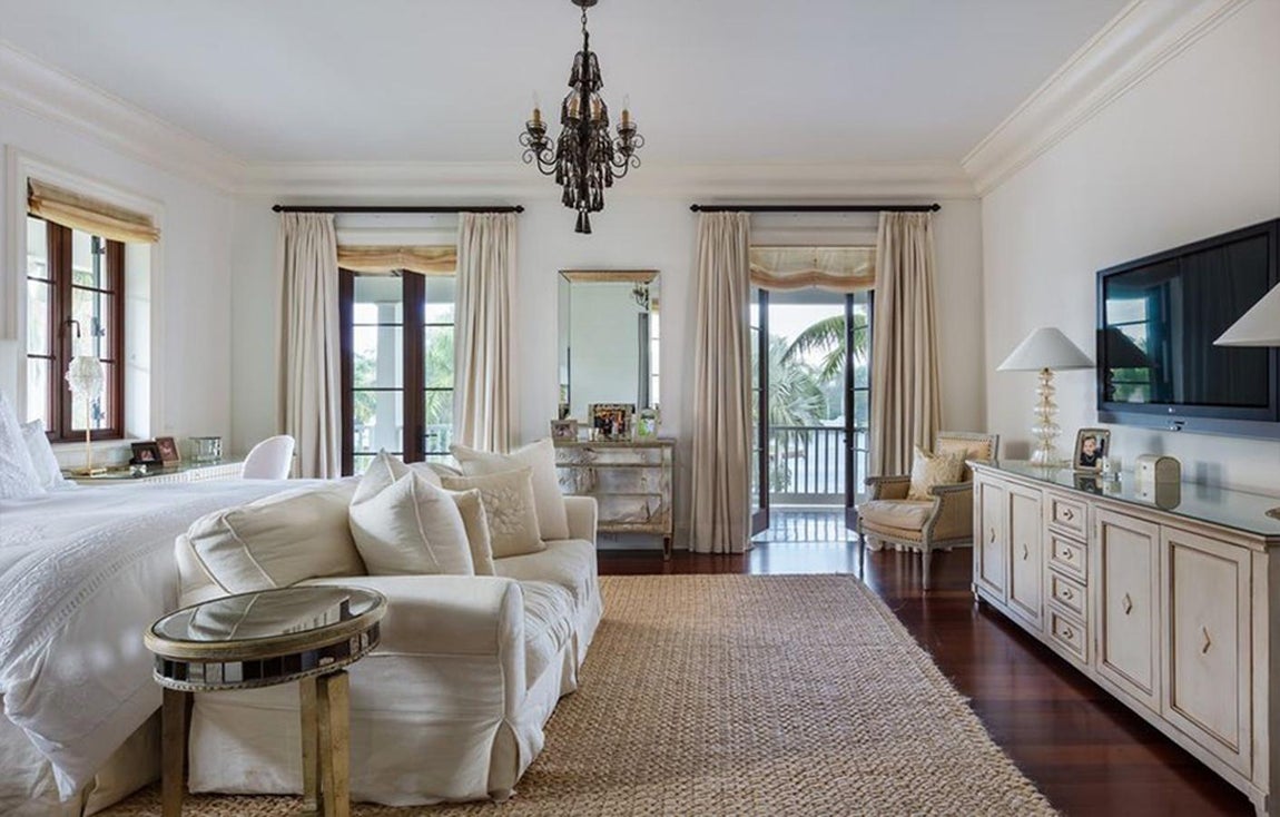 Así es la propiedad de Pharrell Williams en Coral Gables, Miami. La suite principal, situada en la segunda planta, dispone de estudio y una amplia terraza privada. El resto de habitaciones también cuentan con pequeñas terrazas con vistas al jardín -repleto de palmeras- y a la piscina.