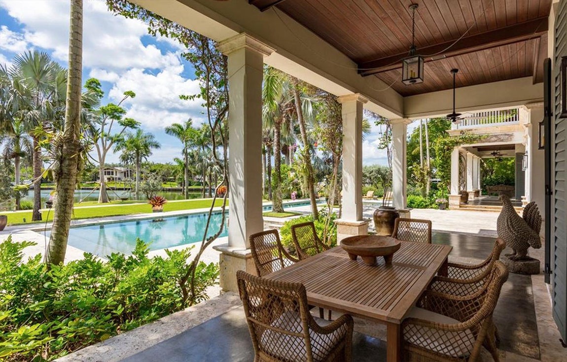 Así es la propiedad de Pharrell Williams en Coral Gables, Miami. El jardín es, sin duda, un oasis de paz, con su gran piscina como protagonista, acompañada por un estanque koi, senderos de rocas de coral y una casa de botes en la que el artista podrá guardar sus diferentes embarcaciones.