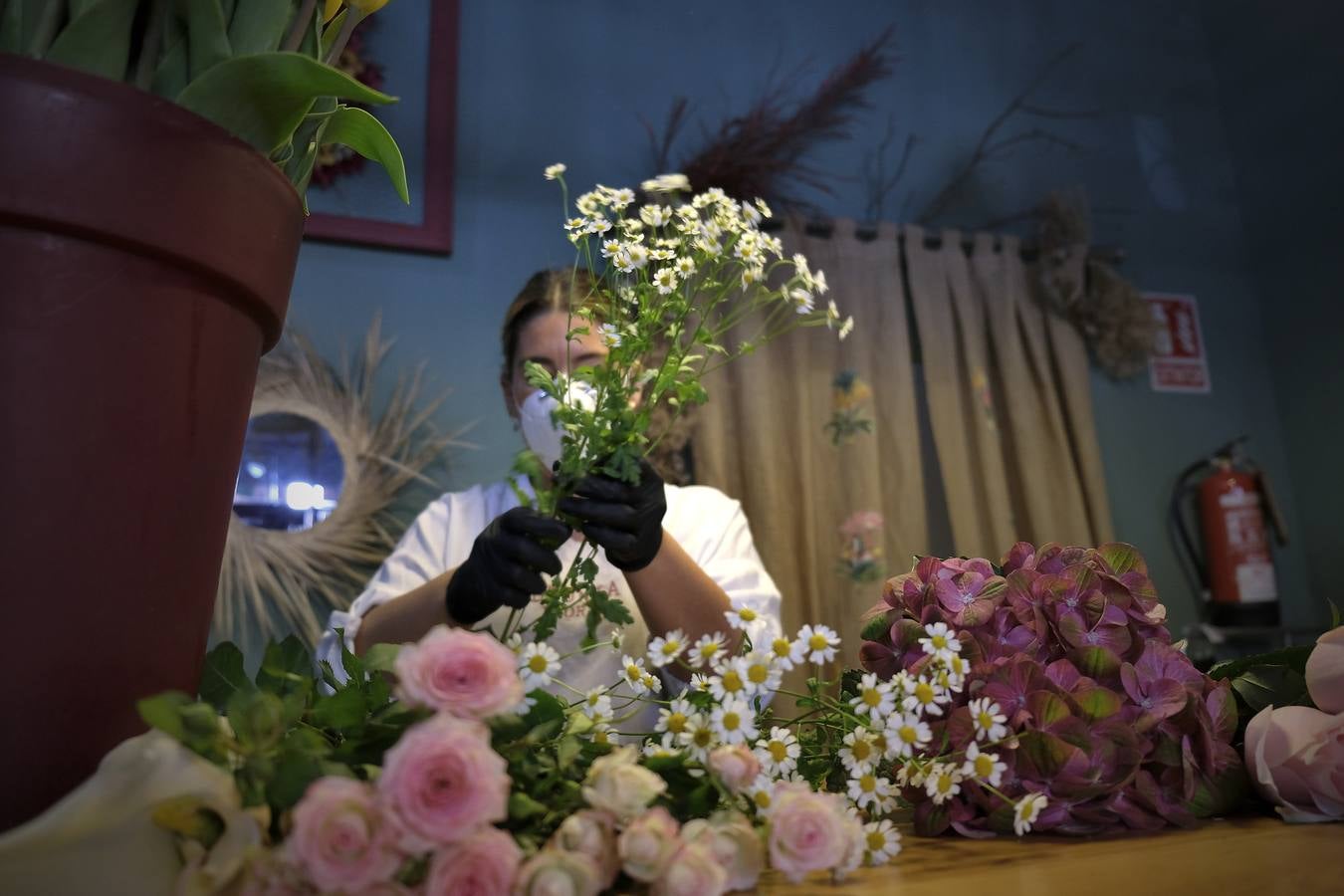 En imágenes, las floristerías de Sevilla se preparan para el Día de la Madre