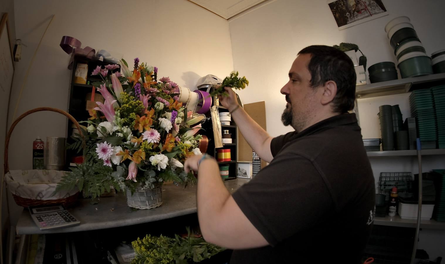 En imágenes, las floristerías de Sevilla se preparan para el Día de la Madre