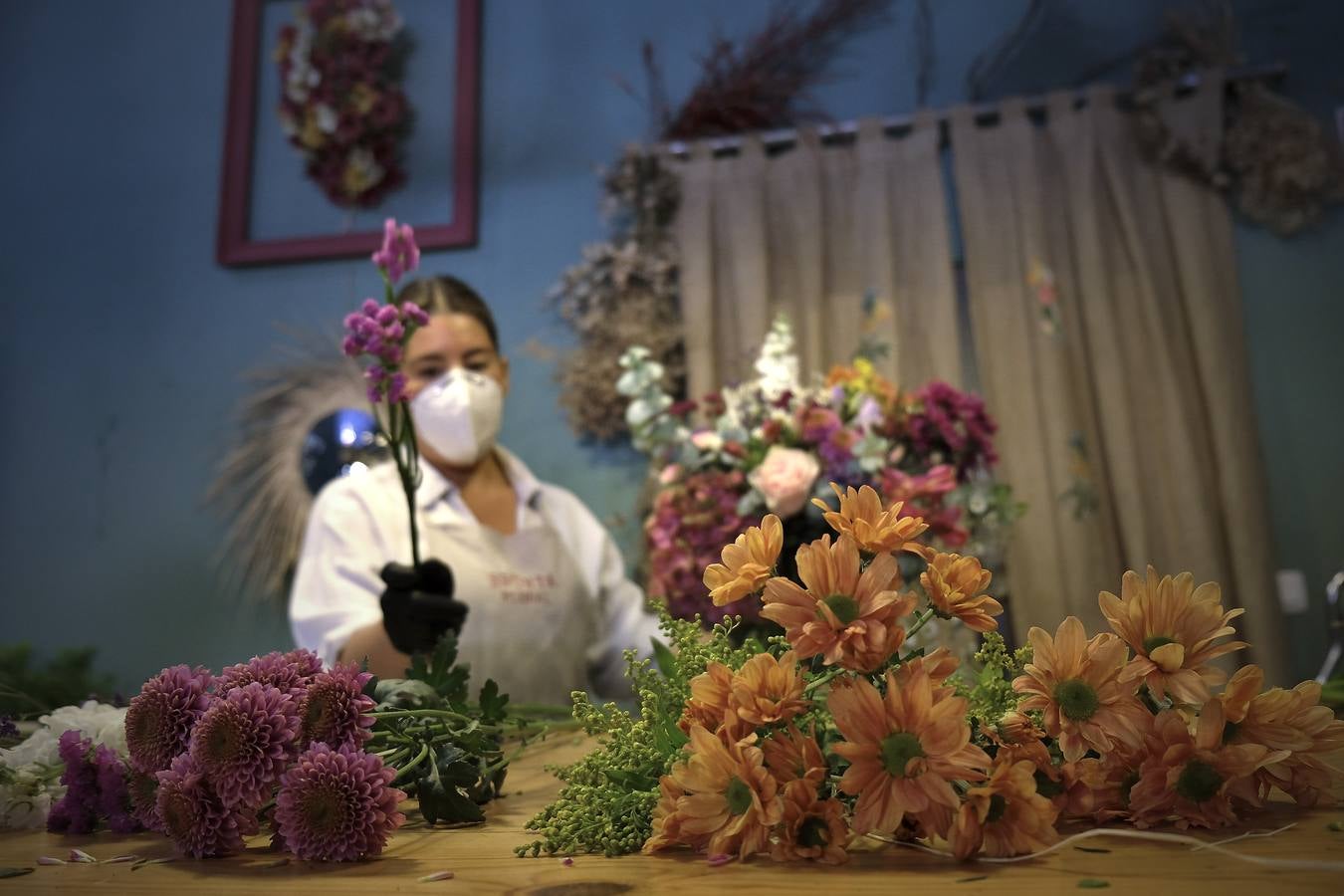 En imágenes, las floristerías de Sevilla se preparan para el Día de la Madre