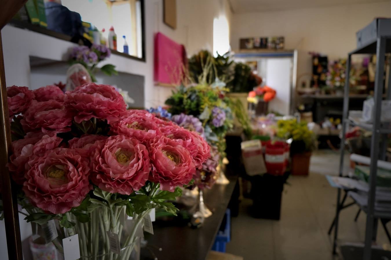 En imágenes, las floristerías de Sevilla se preparan para el Día de la Madre