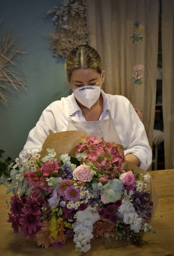 En imágenes, las floristerías de Sevilla se preparan para el Día de la Madre