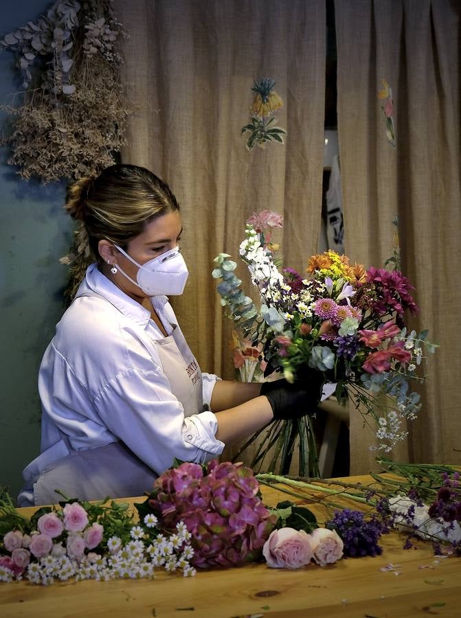 En imágenes, las floristerías de Sevilla se preparan para el Día de la Madre