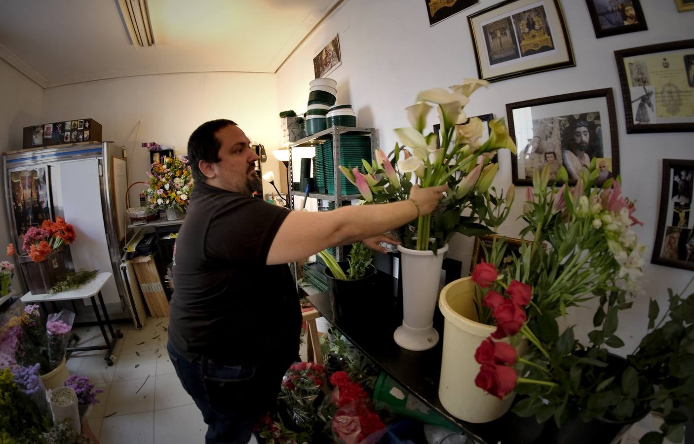 En imágenes, las floristerías de Sevilla se preparan para el Día de la Madre