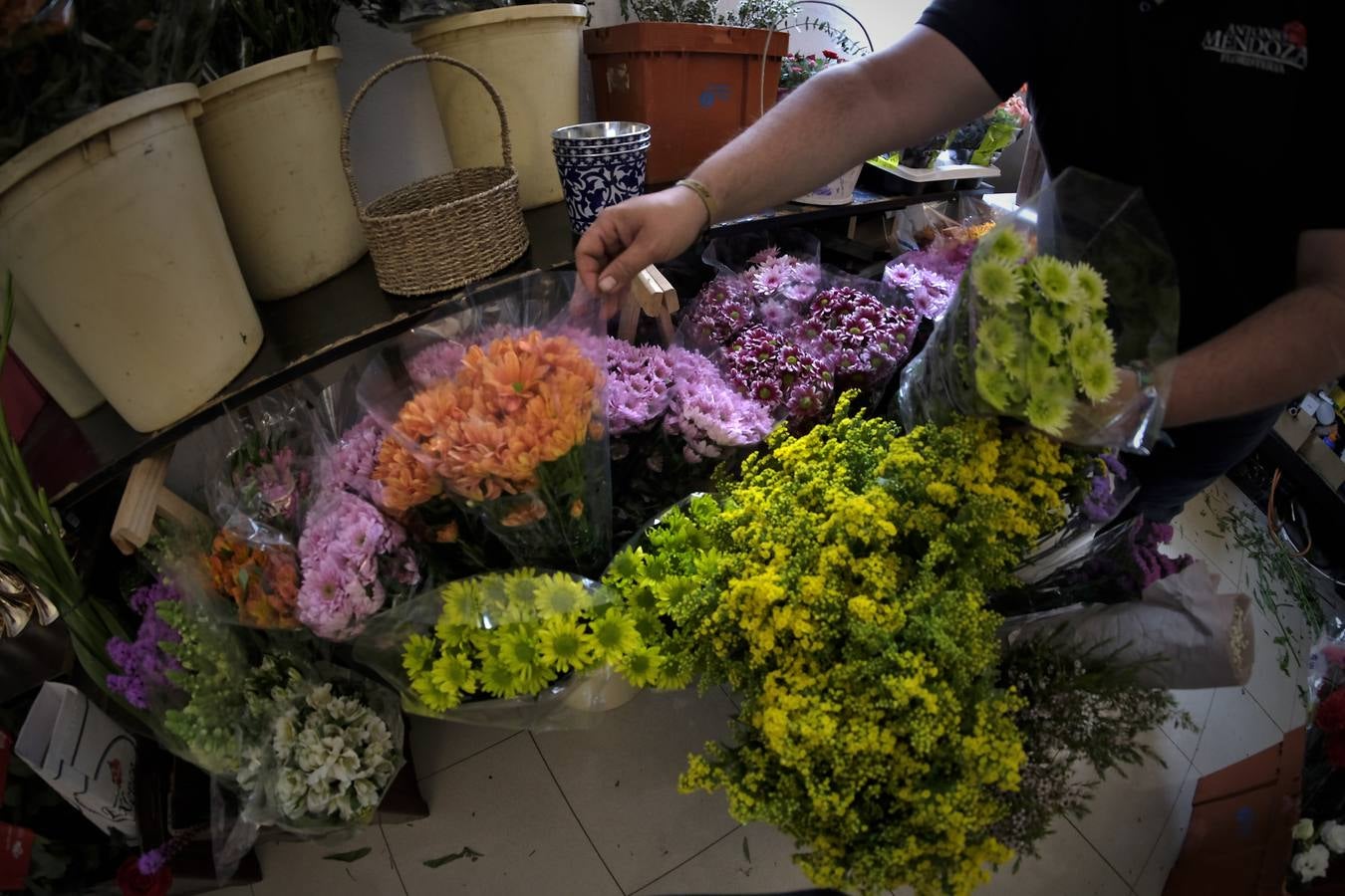 En imágenes, las floristerías de Sevilla se preparan para el Día de la Madre