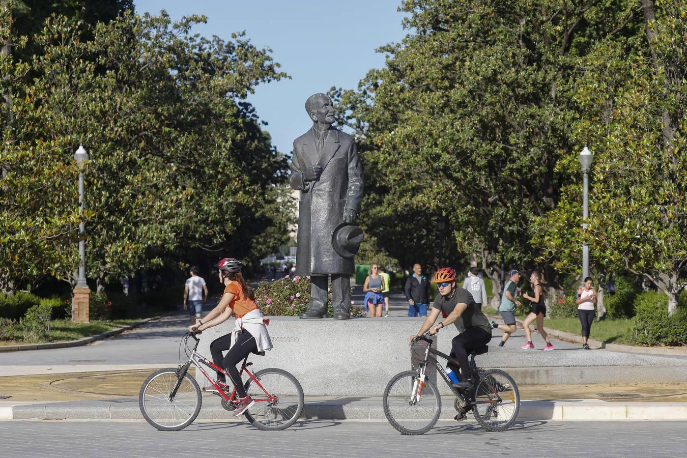 Desescalada Sevilla: Miles de sevillanos toman las calles para hacer deporte