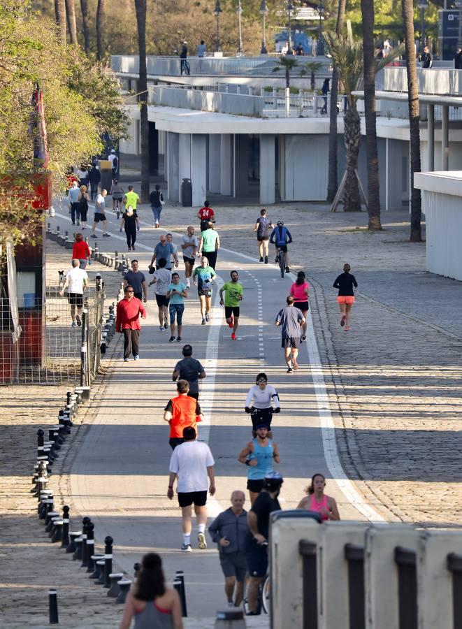 Desescalada Sevilla: Miles de sevillanos toman las calles para hacer deporte