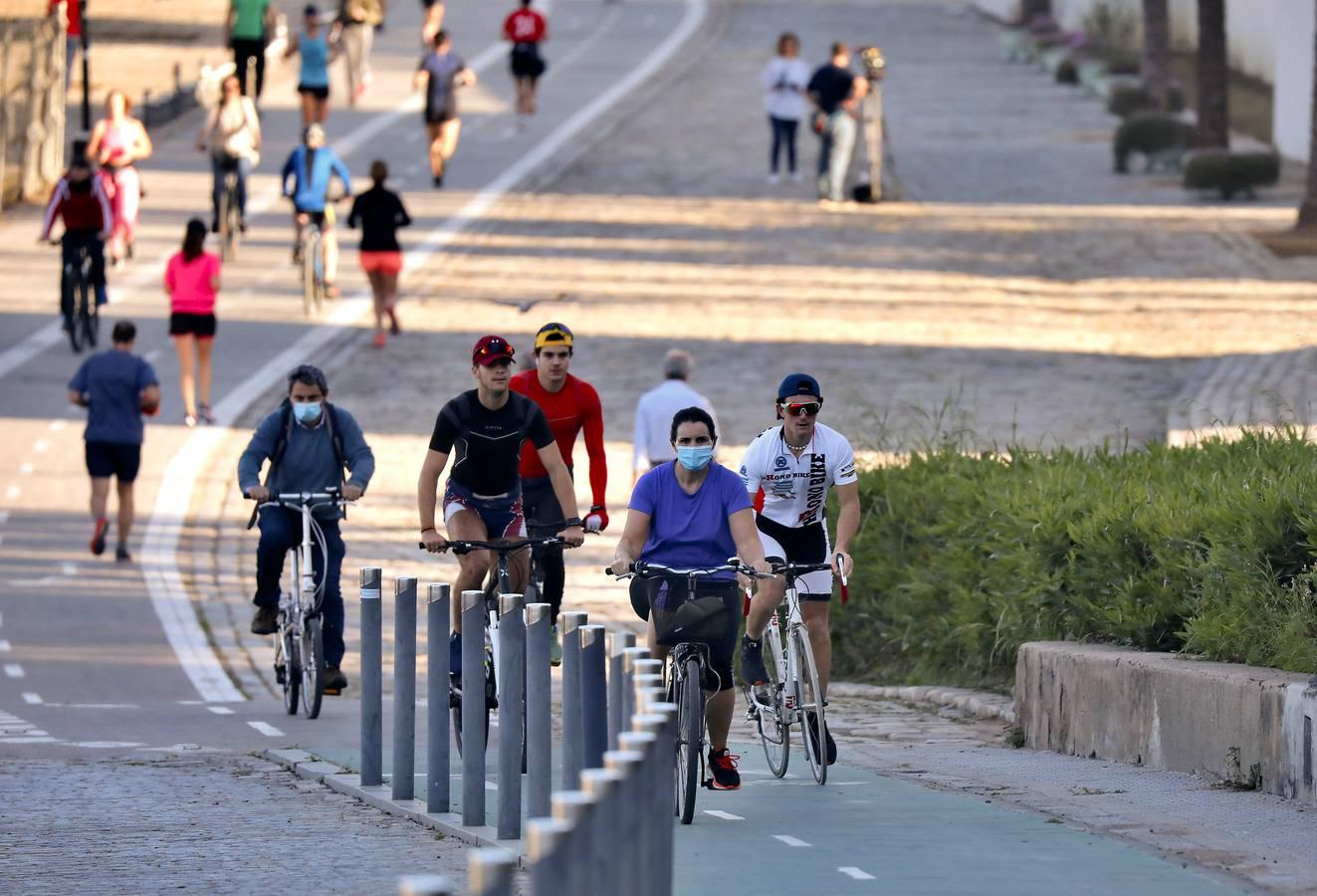 Desescalada Sevilla: Miles de sevillanos toman las calles para hacer deporte