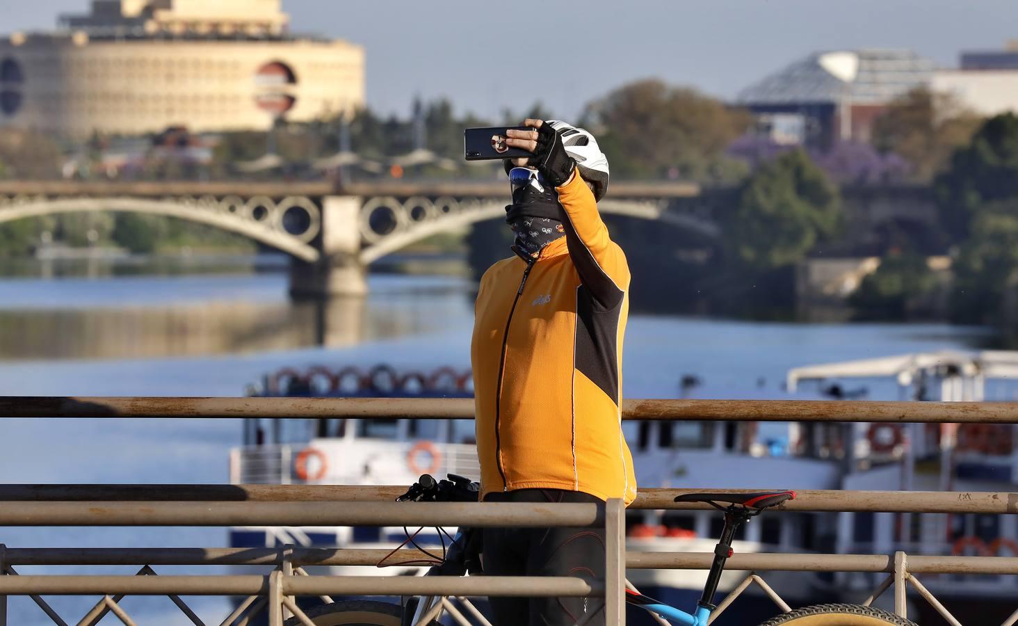 Desescalada Sevilla: Miles de sevillanos toman las calles para hacer deporte