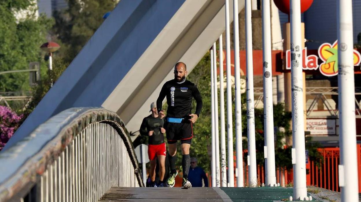 Desescalada Sevilla: Miles de sevillanos toman las calles para hacer deporte