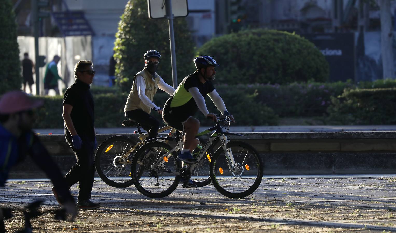 Desescalada Sevilla: Miles de sevillanos toman las calles para hacer deporte